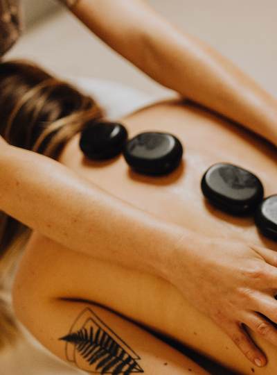 【空】中翱翔:海上拖曳傘→贈送 : 水肺體驗潛水知識教學(若有興趣可現場自費體驗潛水)→I Love BBQ 鐵板燒烤肋排→熱石按摩60分鐘→火鍋放題吃到飽