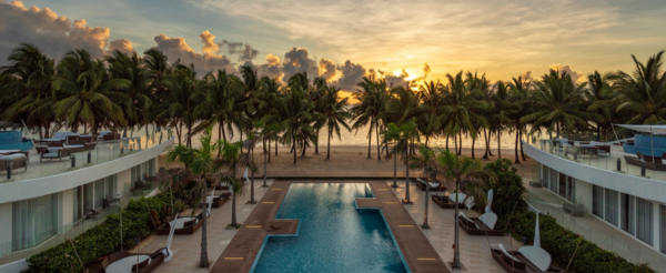 水上活動三選一:風帆船/香蕉船/水晶獨木舟→佐酷鐵板豬肋排→享受飯店渡假時光(室外泳池戲水、兒童泳池、Spa、池畔酒吧)