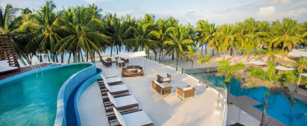 水上活動三選一:風帆船/香蕉船/水晶獨木舟→佐酷鐵板豬肋排→享受飯店渡假時光(室外泳池戲水、兒童泳池、Spa、池畔酒吧)