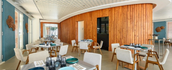 水上活動三選一:風帆船/香蕉船/水晶獨木舟→佐酷鐵板豬肋排→享受飯店渡假時光(室外泳池戲水、兒童泳池、Spa、池畔酒吧)