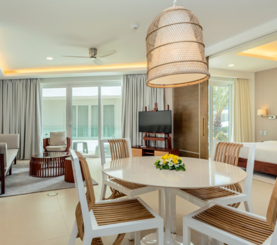 水上活動三選一:風帆船/香蕉船/水晶獨木舟→佐酷鐵板豬肋排→享受飯店渡假時光(室外泳池戲水、兒童泳池、Spa、池畔酒吧)