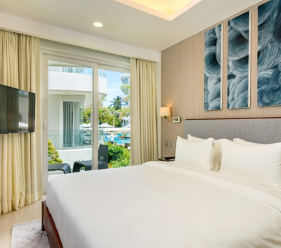 水上活動三選一:風帆船/香蕉船/水晶獨木舟→佐酷鐵板豬肋排→享受飯店渡假時光(室外泳池戲水、兒童泳池、Spa、池畔酒吧)