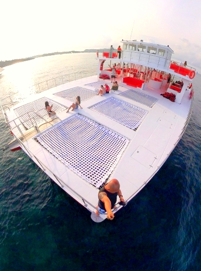 海上PARTY!紅鯨號豪華遊艇出海巡弋 (浮潛/獨木舟/SUP立槳/滑水道/輕食小點/六款雞尾酒)