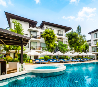 全日享受酒店設施(360度頂樓酒吧/日光浴/免費接駁車/泳池酒吧)→The Pig Out Bistro(現點現付,推薦浮誇海鮮拼盤)