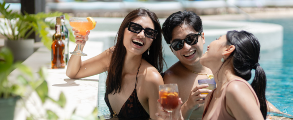 全日享受酒店設施(360度頂樓酒吧/日光浴/免費接駁車/泳池酒吧)→The Pig Out Bistro(現點現付,推薦浮誇海鮮拼盤)