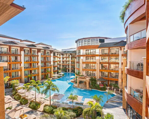 度假村自由活動(戶外泳池、咖啡廳、泳池酒吧)→水果市場、DMALL採買伴手禮→海灘音樂餐吧+KTV歡唱